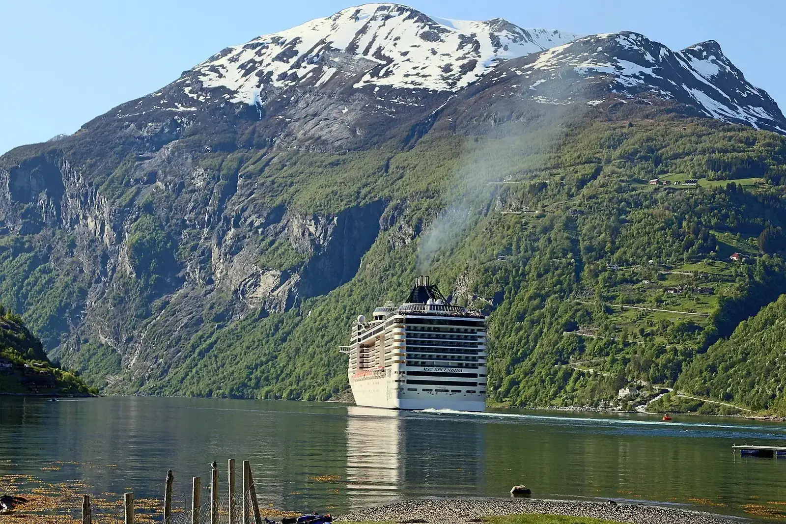 Kreuzfahrtschiff in einem norwegischen Fjord